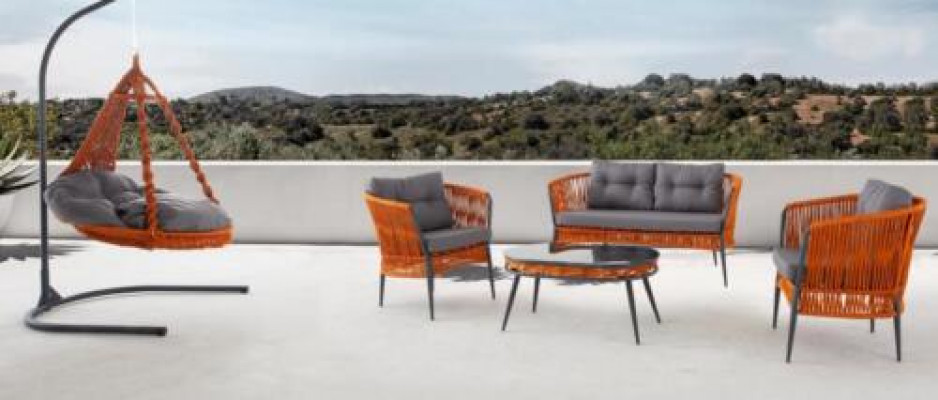 Ensemble de canapé de meubles de jardin orange comprenant un canapé deux places, un fauteuil, et une table basse.