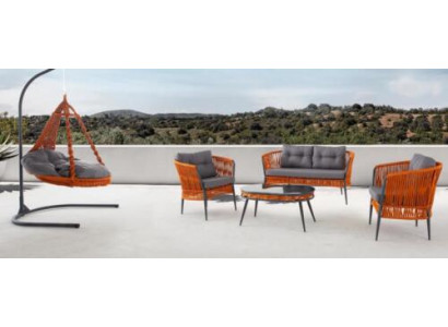 Ensemble de canapé de meubles de jardin orange comprenant un canapé deux places, un fauteuil, et une table basse.