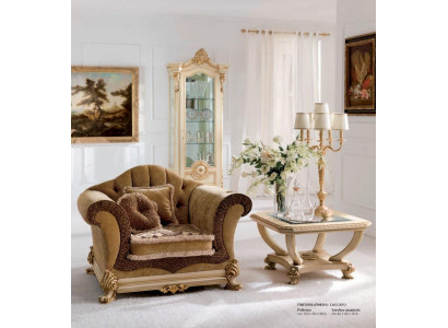Fauteuil de luxe à dossier haut avec revêtement en tissu marron pour le salon de style baroque.