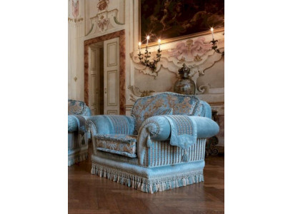 Fauteuil Wing Chair en tissu pour siège en bois de luxe dans un salon en couleur bleue.