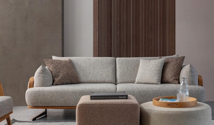Canapé 3 places luxueux de couleur claire, mobilier moderne dans le salon.