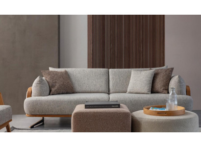 Canapé 3 places luxueux de couleur claire, mobilier moderne dans le salon.