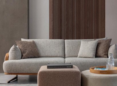 Canapé 3 places luxueux de couleur claire, mobilier moderne dans le salon.
