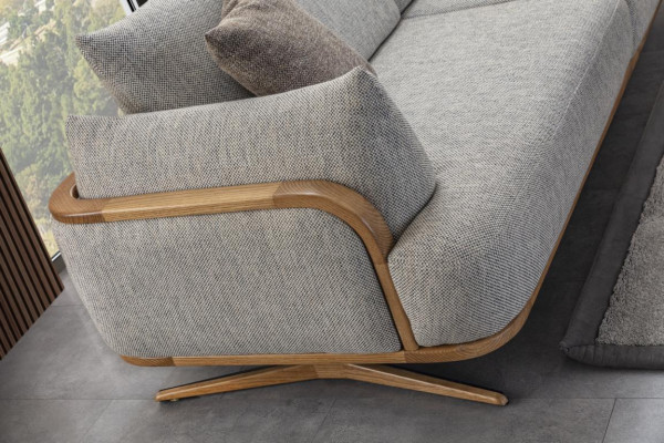 Canapé 3 places luxueux de couleur claire, mobilier moderne dans le salon.