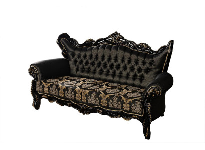 Canapé trois places Chesterfield baroque en tissu doré.