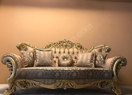 Canapé Chesterfield trois places en tissu brun de style baroque