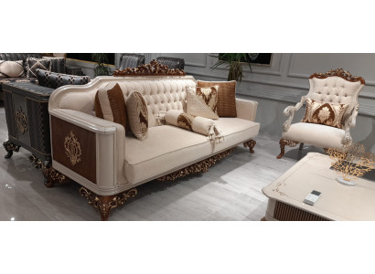 Canapé baroque Chesterfield trois places en tissu or.