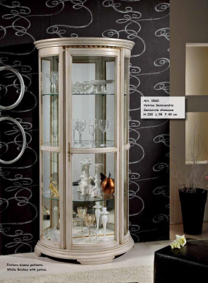 Vitrine classique pour la vitrine en verre, armoire en bois, salle de séjour de luxe, sideboard marron neuf.