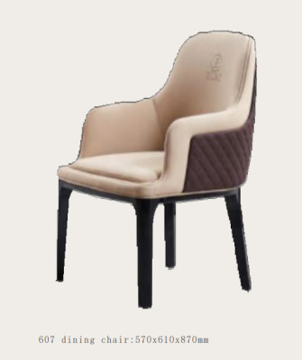 Ensemble de chaises en cuir de salle à manger moderne en bois verni.