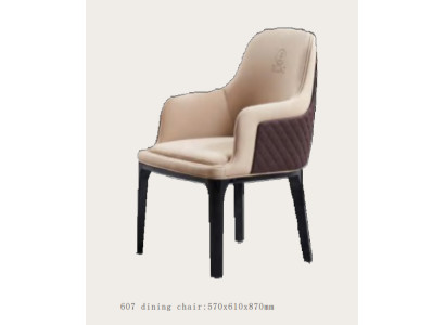 Ensemble de chaises en cuir de salle à manger moderne en bois verni.