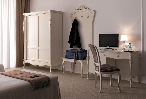 Ensemble complet de chambre classique tabouret bureau armoire 5 pièces.