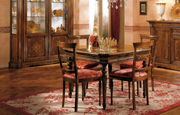 Ensemble de salle à manger en bois, table et chaises 5 pièces: table à manger et 4 chaises.