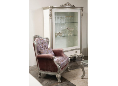 Fauteuil classique à accoudoirs avec motif floral, canapé violet à une place, style baroque rococo.