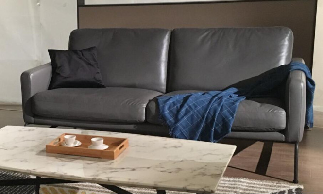 Ensemble de canapé de luxe avec sièges de designer en cuir, composé d'un canapé 2 places et de 2 fauteuils.