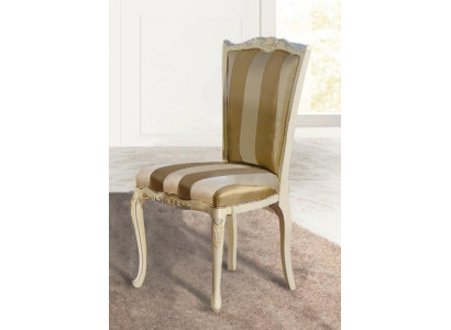 Chaise de salle à manger Chaises classiques de luxe en bois. Conception de chaises en bois. Nouveaux meubles.