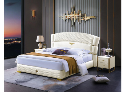 Lit en bois double de conception de luxe pour mariage. Chambre à coucher moderne d'hôtel avec étagère pour dormir.
