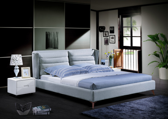 Lit design en bois. Cadre de lit double de luxe moderne pour chambre d'hôtel.