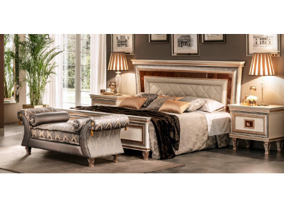 Ensemble de chambre de luxe 4 pièces. Lit + 2 tables de chevet + chaise longue design.