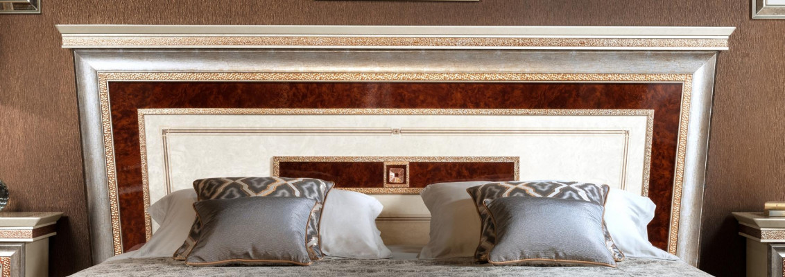Ensemble de chambre de luxe 4 pièces. Lit + 2 tables de chevet + chaise longue design.