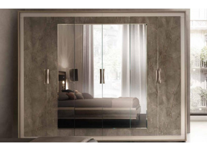 Style d'armoire classique ou antique en bois pour chambre à coucher avec porte-manteau.