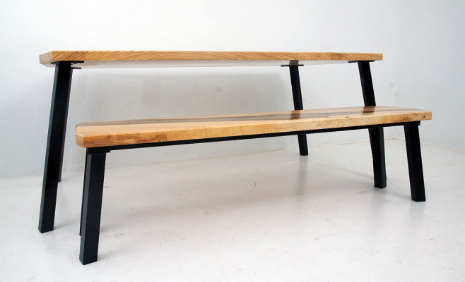 2 tabourets de table en résine époxy. Ensemble de tables en bois véritable avec rivière en cascade.