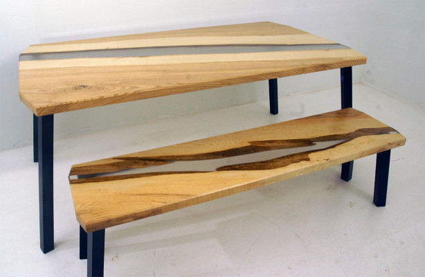 2 tabourets de table en résine époxy. Ensemble de tables en bois véritable avec rivière en cascade.