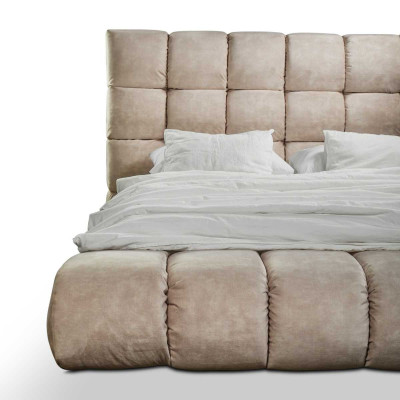 Lit moelleux luxueux dans la grande chambre Lit de designer pratique nouveau Espace intérieur