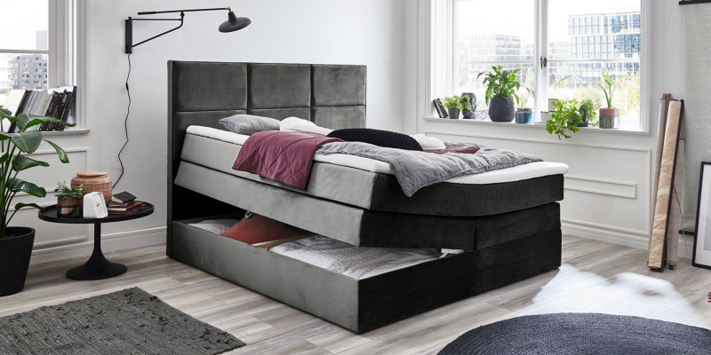 Chambre double chic en gris, design de meubles en bois avec un tissu d'ameublement élégant.