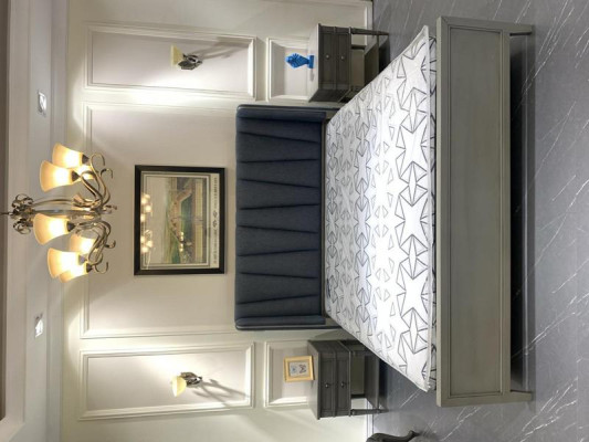 Conception de rembourrage de lit moderne Lit double de luxe pour hôtel Mobilier de lit en bois pour mariage en gris