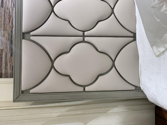 Lit double Premium dans un design classique avec un intérieur en cuir beige.