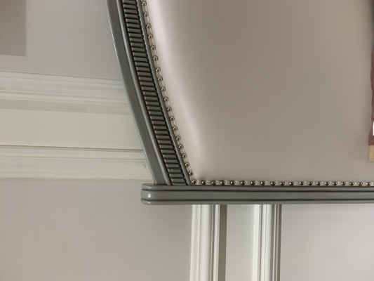 Lit double premium de style classique en gris avec intérieur en cuir beige.