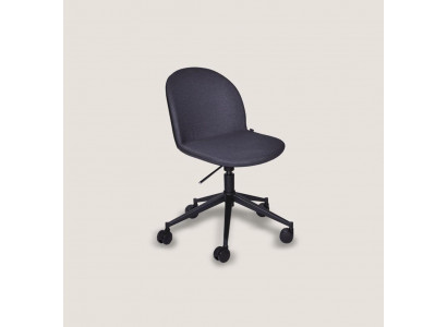 Chaise de bureau noire moderne pivotante avec accoudoirs design pour chef.