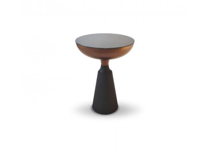 Table d'appoint ronde élégante conçue par un designer, meuble de salon avec plateau en verre.