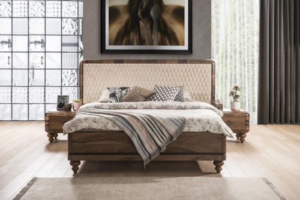 Ensemble de chambre classique de luxe en brun : lit, tables de chevet, coiffeuse.