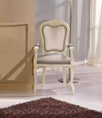 Fauteuil de luxe avec revêtement blanc et accoudoirs pour le salon.