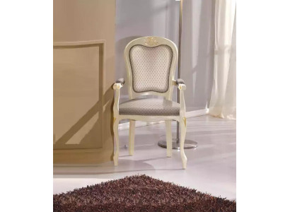 Fauteuil de luxe avec revêtement blanc et accoudoirs pour le salon.