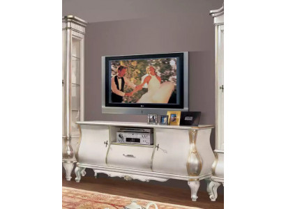Meuble TV bas de luxe classique blanc en bois neuf dans le salon.
