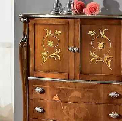 Commode classique style vintage marron avec 3 tiroirs pour le rangement du salon.