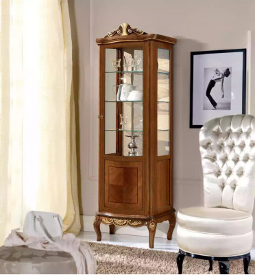 Vitrine marron classique de haute qualité avec une façade en verre, armoire en bois véritable, design de meubles