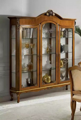Vitrine classique en bois noble de luxe en verre avec étagères en bois.
