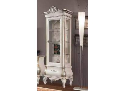 Armoire en bois de luxe avec une façade en verre, meubles blancs classiques, armoires de rangement.