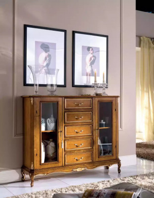 Armoire d'exposition exclusive en bois brun avec tiroirs dans le style de mobilier classique.