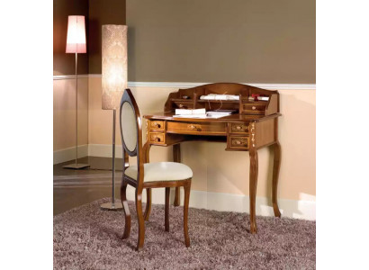 Bureau classique avec chaise en bois marron dans une salle d'étude