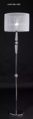 Lampe sur pied élégante se dresse sur un support de lampe luxueux en argent de 180 cm