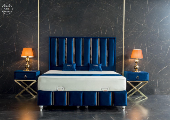Le lit design de SaphirBlue avec des tables de chevet sur des pieds en acier plaqué or