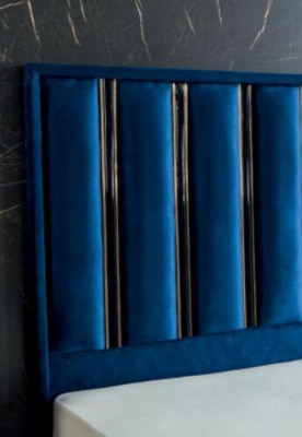 Le lit design de SaphirBlue avec des tables de chevet sur des pieds en acier plaqué or