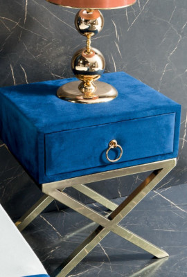 Le lit design de SaphirBlue avec des tables de chevet sur des pieds en acier plaqué or