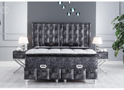 Lit noir avec matelas et deux tables de chevet dans l'ensemble de meubles de chambre.