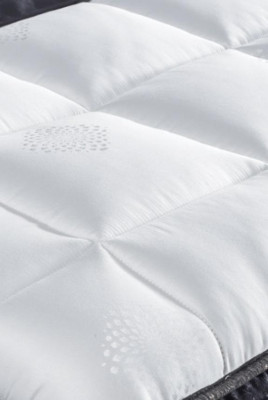 Lit noir avec matelas et deux tables de chevet dans l'ensemble de meubles de chambre.