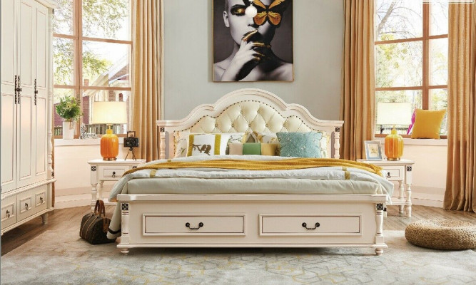 Lit double Chesterfield et 2 tables de chevet sur pieds tournés